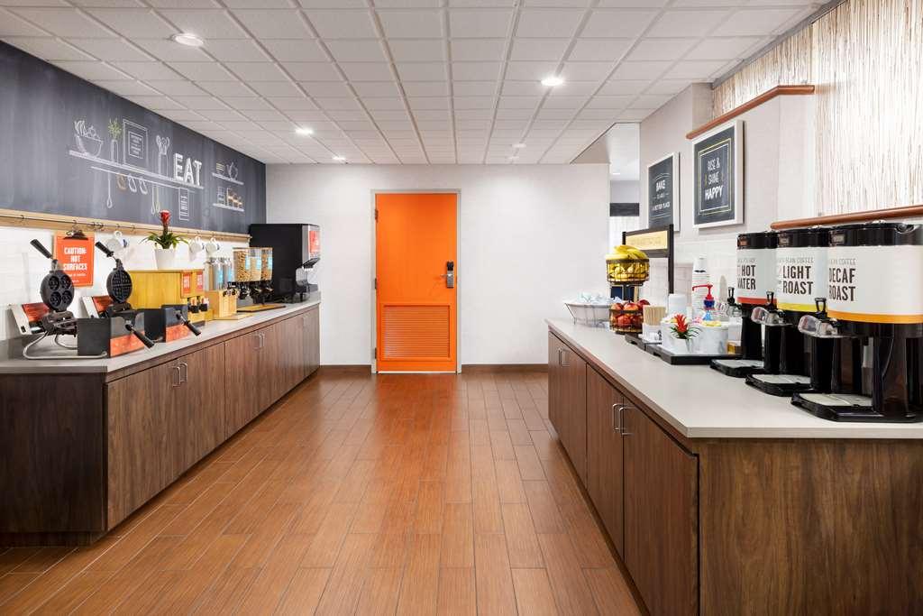 Hampton Inn Naples-Central Restaurant photo